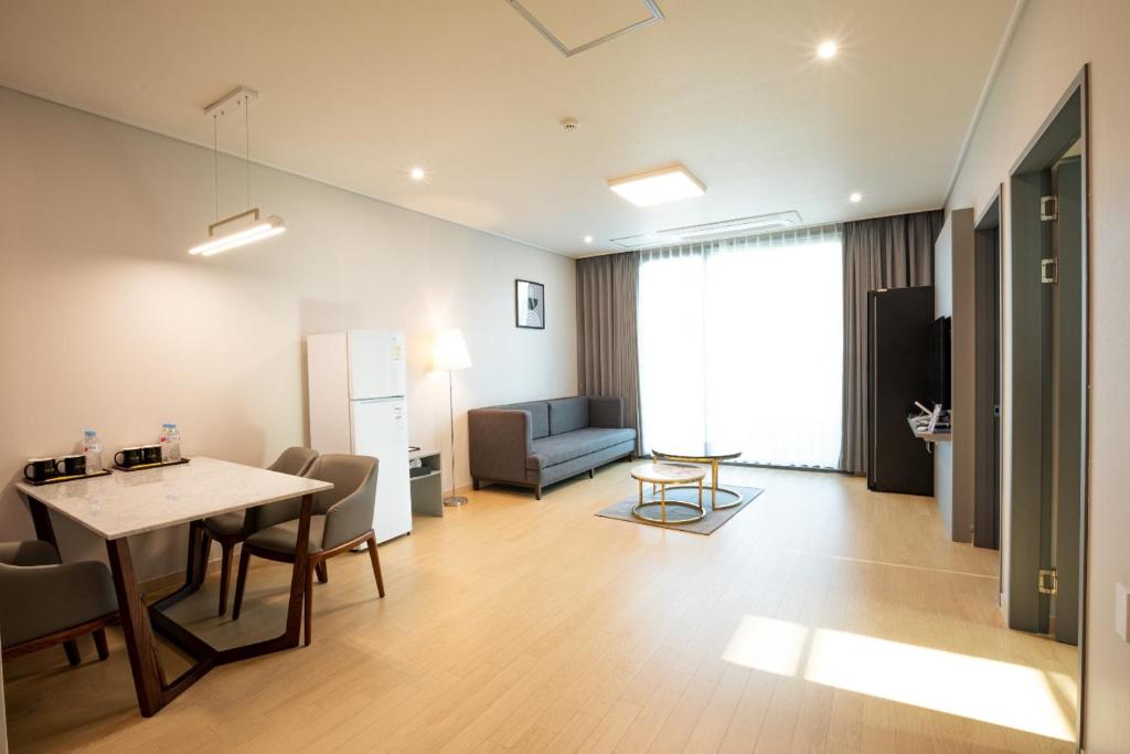 2. 강진 케이스테이..