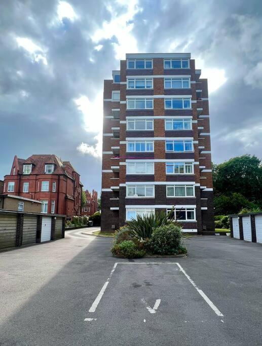 Central Hove 2-Bed Residence with Beach Hut & Parking - photo 4