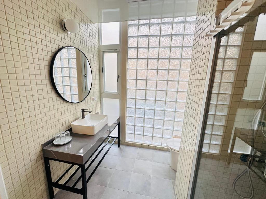 喝睏H-Khùn酒吧民宿, Donggang