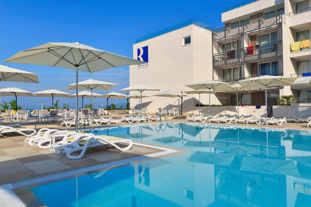 Romana Beach Resort — Swimming pool in Makarska, Split-Dalmatia