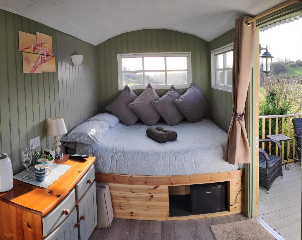 Shepherds Hut with Hot Tub photo 2