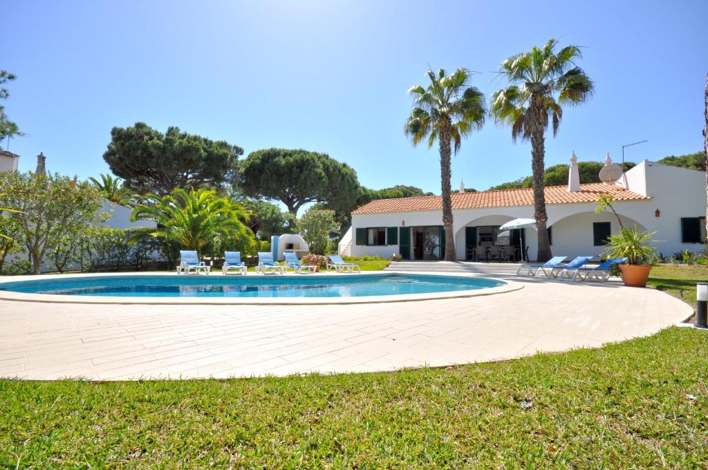 Close to Beaches and All Amenities, Private Pool, Free AC and Wifi, Quarteira