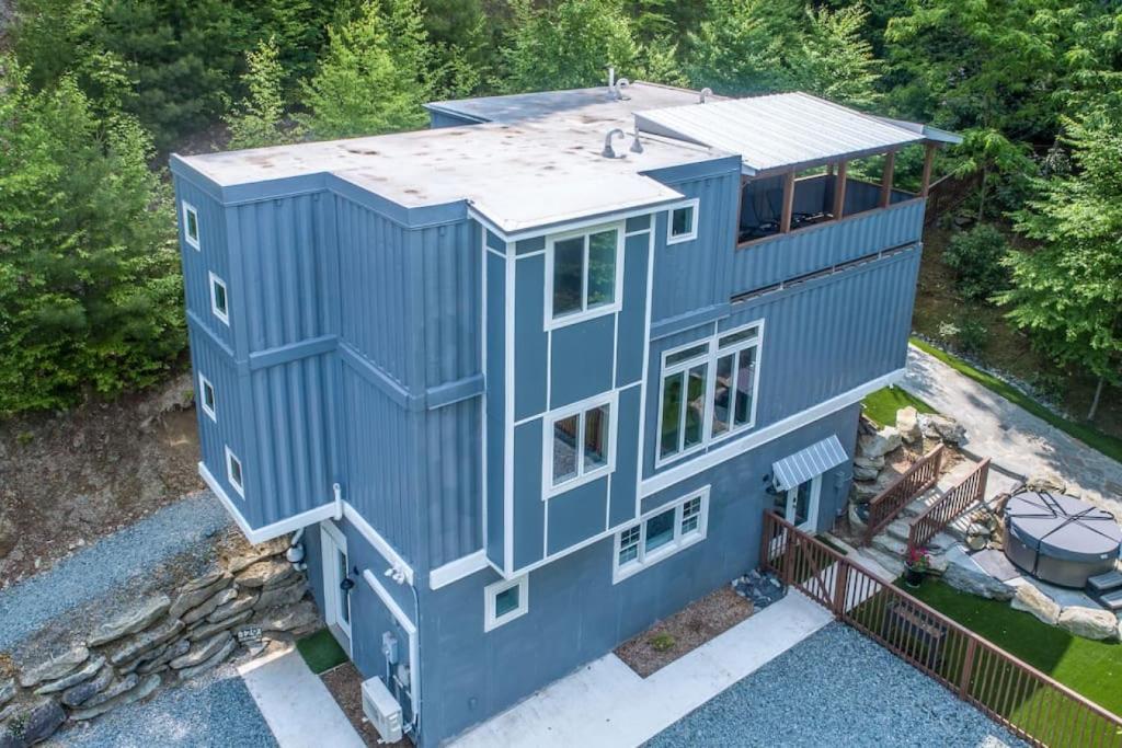 Hillside Hideaway- Container Home in Blowing Rock (4 miles from Appalachian Ski Mountain), Blowing Rock