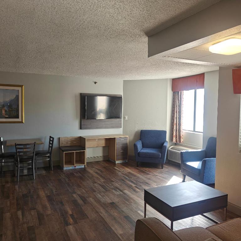 Mountain Vista Inn & Suites - Walking Distance to the Island
