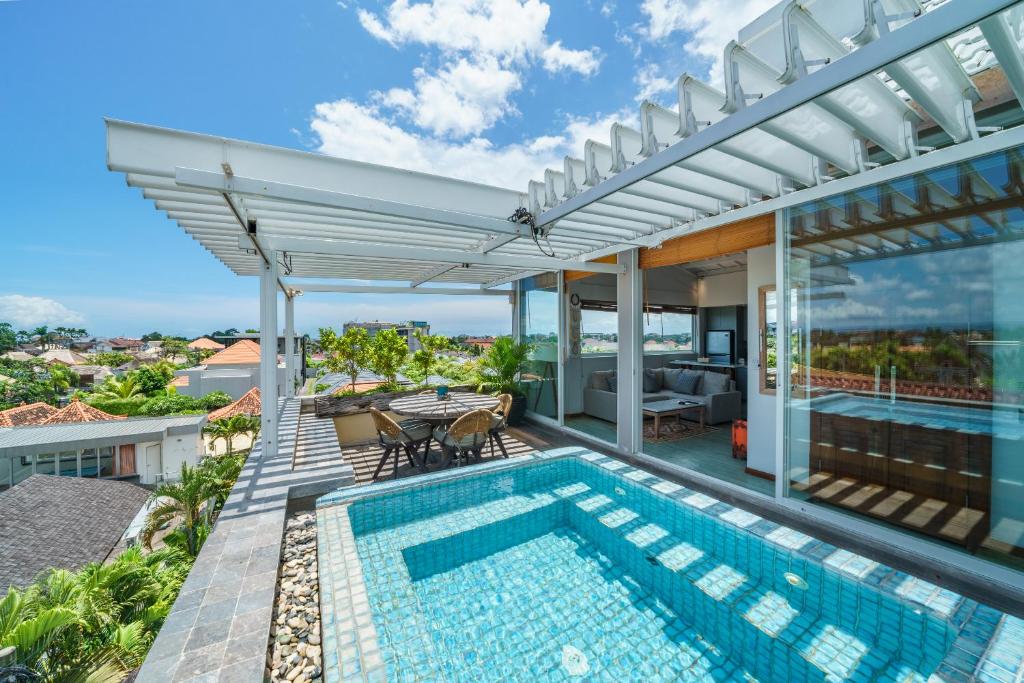 Private Penthouse with Sunset Views Central Seminyak, Seminyak