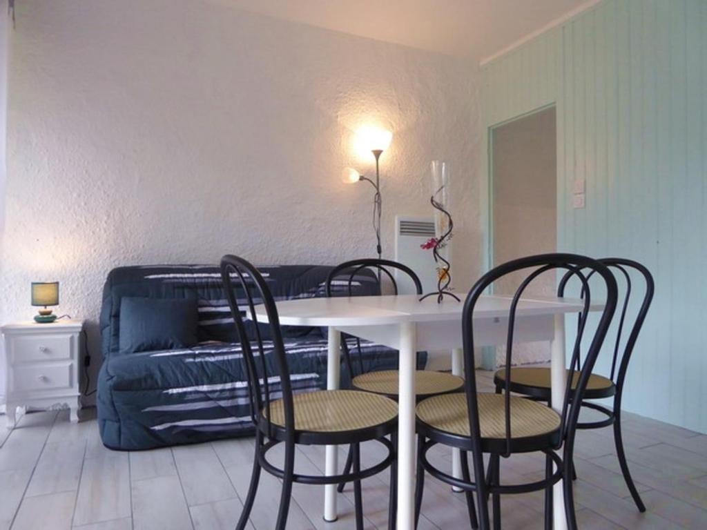 Charmant T2 rénové, proche plage et commerces, balcon, parking, accepte petits animaux - FR-1-776-56 - 2