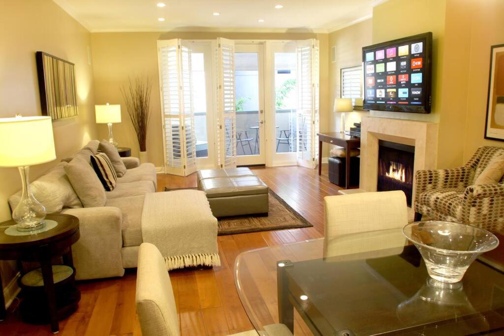 Stylish 2 Bed 2.5 Bath Condo Near Beverly Hills., Los Angeles