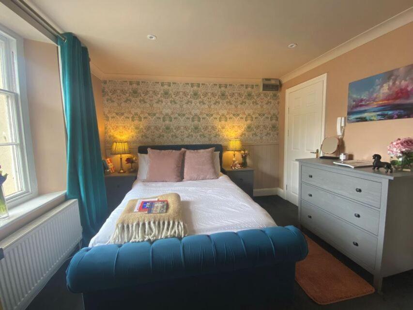 Number Four Russell House, Studio Apartment, centre of Tavistock, Devon, Tavistock
