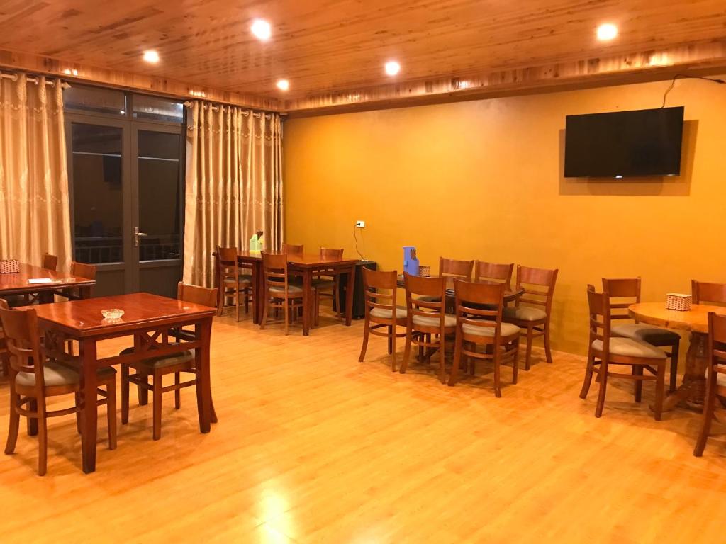 Sáu Mèo Hướng Núi