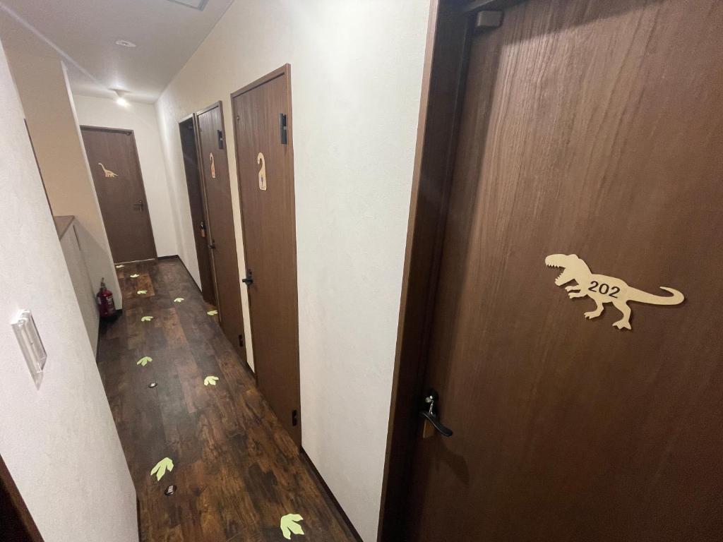 공룡 테마 게스트하우스의 친근하고 독특한 내부 장식