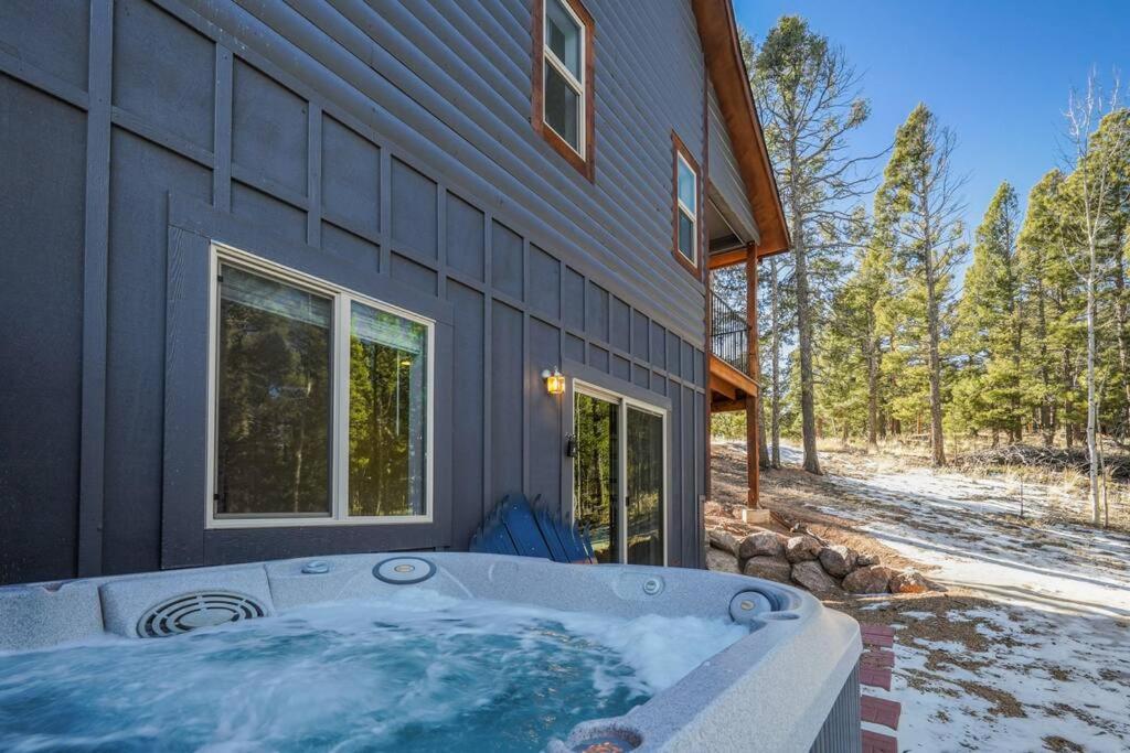 Rustic cabin charm w/ hot tub, arcade basketball, Woodland Park