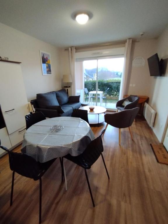Appartement 3 étoiles, 2 chambres , cuisine aménagée, terrasse, face à la chaîne des Pyrénées - 2
