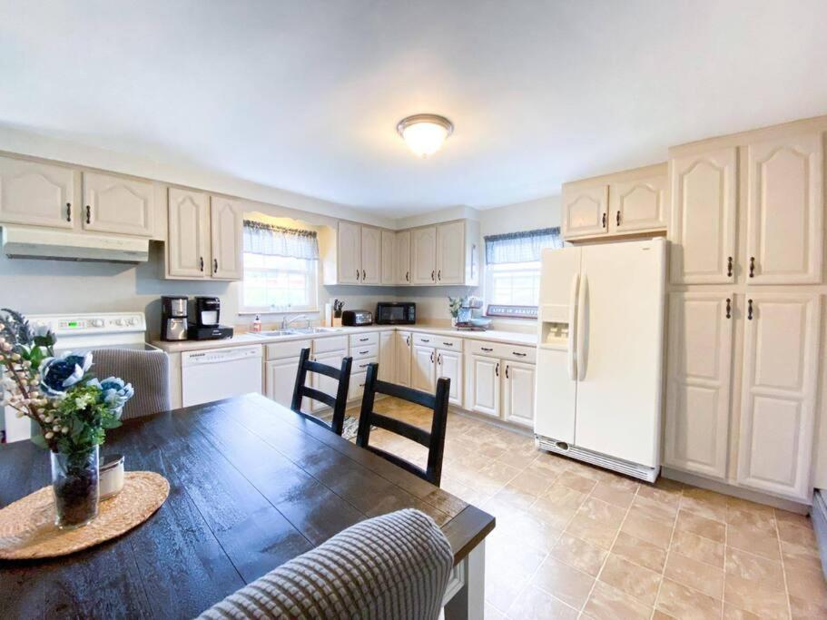 Backyard☆Ample Parking☆20min→Pittsburgh☆Deck