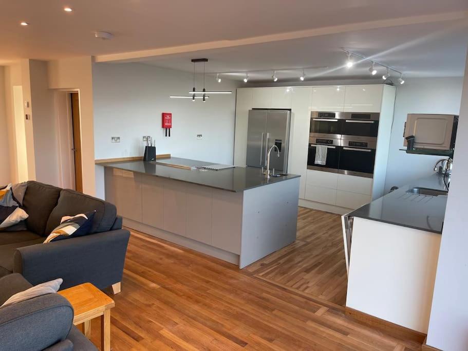 Serendipity Torquay (Rooftop Hot Tub House) - photo 4