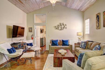 Crane's Landing at Pirates Bay, Port Aransas