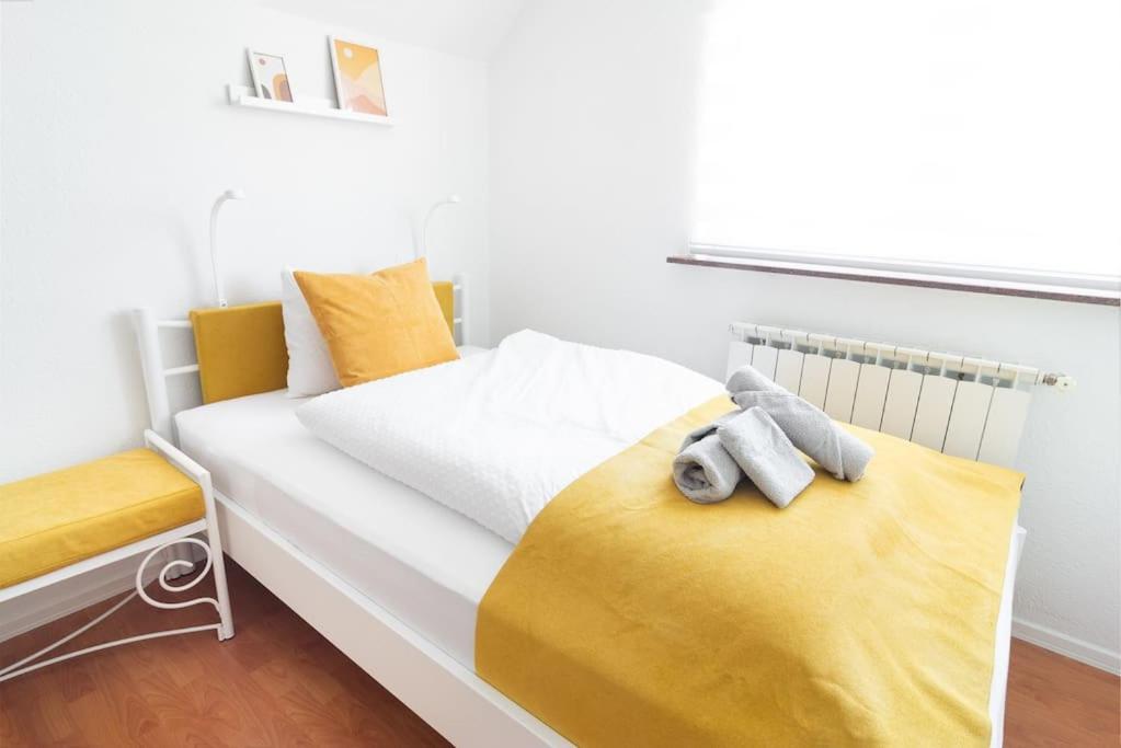 Bright&Cozy flat+balcony near Airport FREE Parking - 3