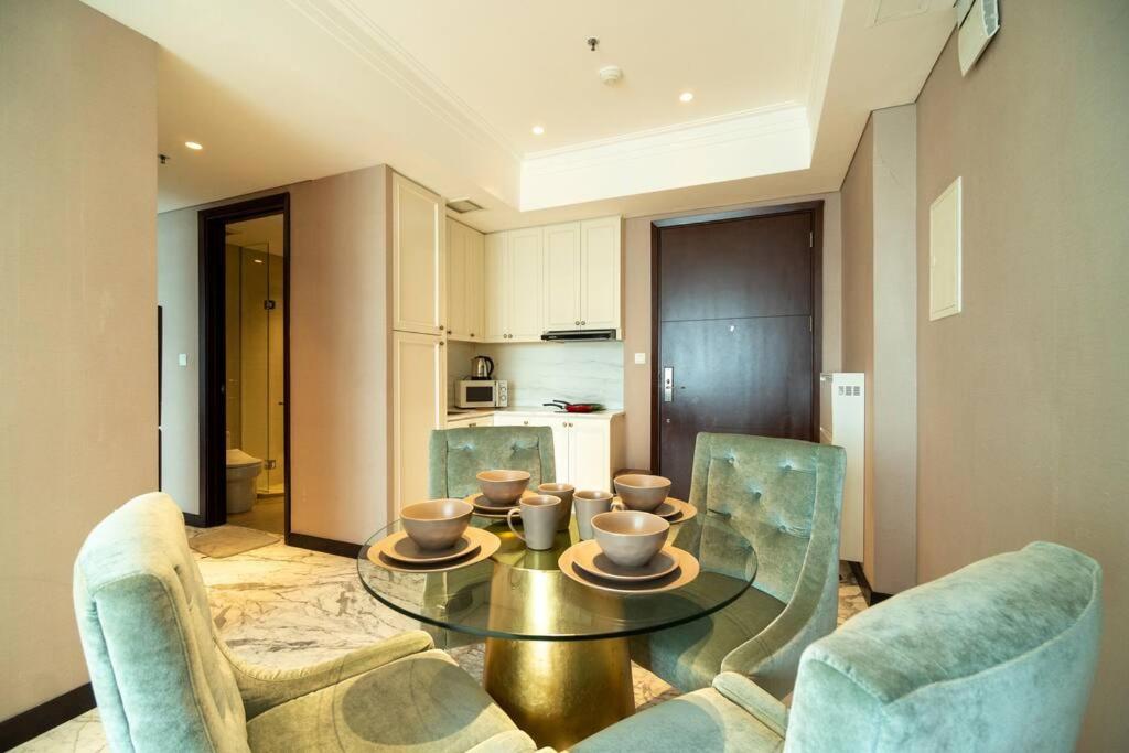 Luxury & Bright 2BR Chianti Tower Mall Access, Jakarta