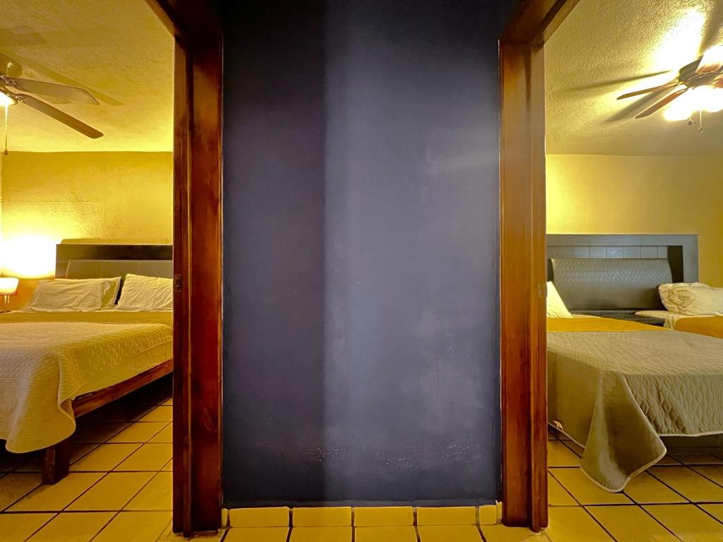 Casa Revolucion: 2BR/2Ba Casita close to downtown with private parking - 2
