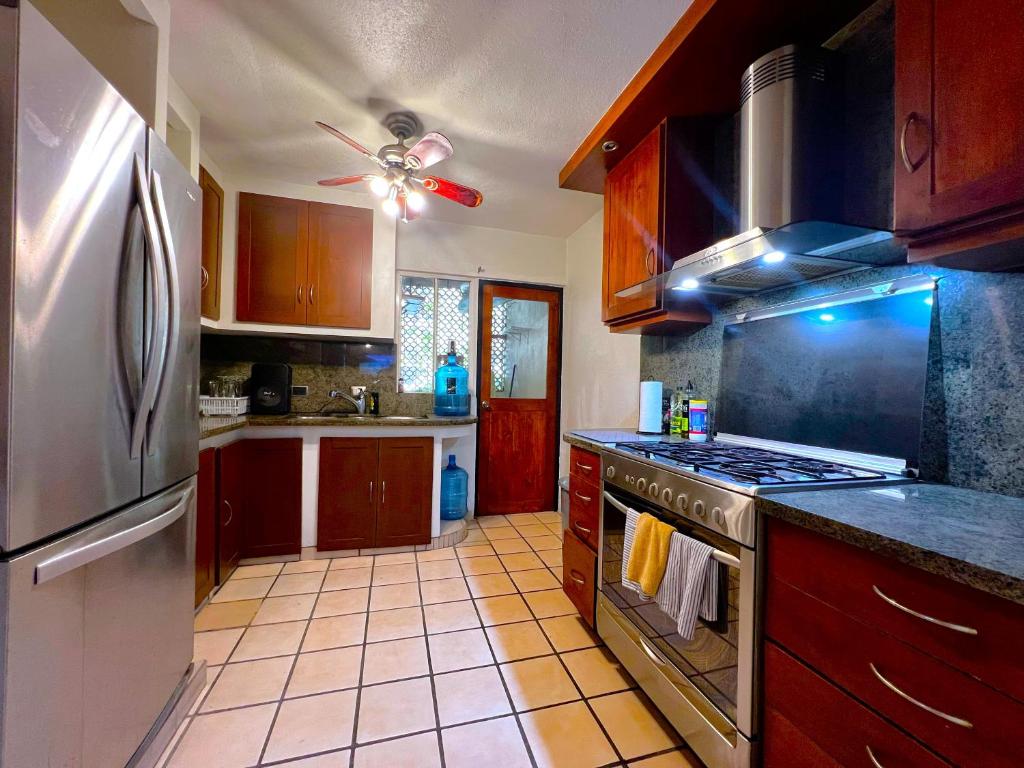 Casa Revolucion: 2BR/2Ba Casita close to downtown with private parking - 3