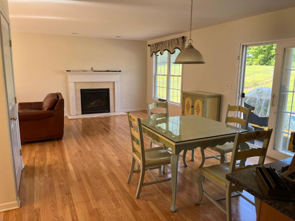4 bedroom , 2.5 baths , bonus room . Very spacious