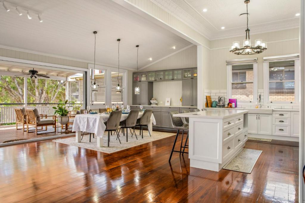 Heritage Queenslander Gem - Families & Groups - Minutes to CBD & South Brisbane, Brisbane