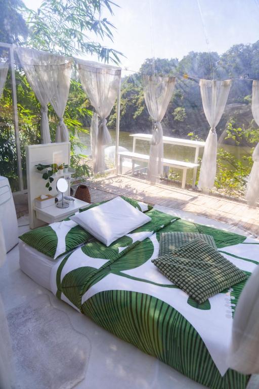 เดอะ ทรี บับเบิล เฮาส์ (The Three Bubble Houses)