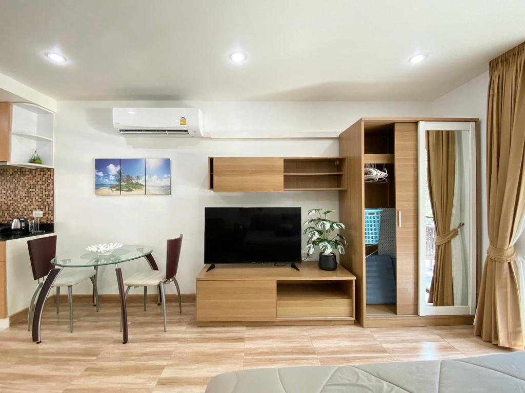 Shared lounge/TV area