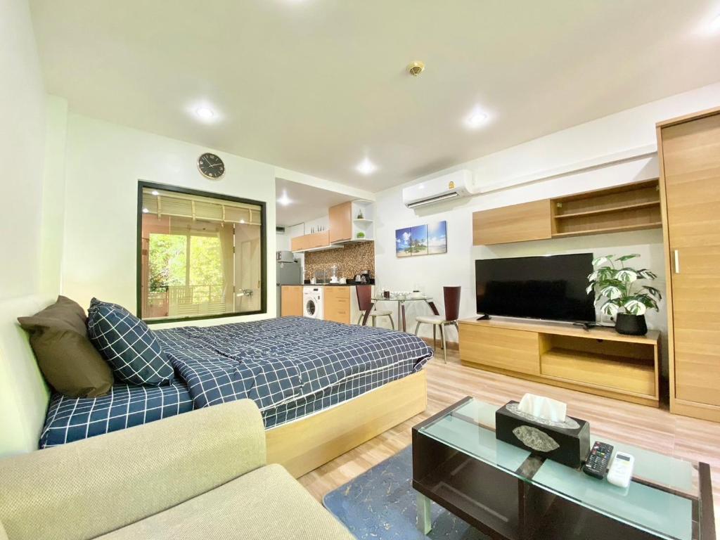 Shared lounge/TV area