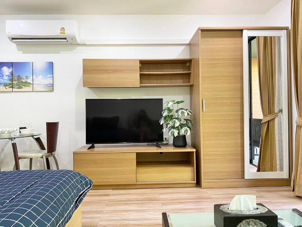 Shared lounge/TV area