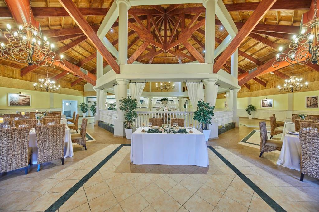 Restaurant, Bahia Principe Grand La Romana in La Caña