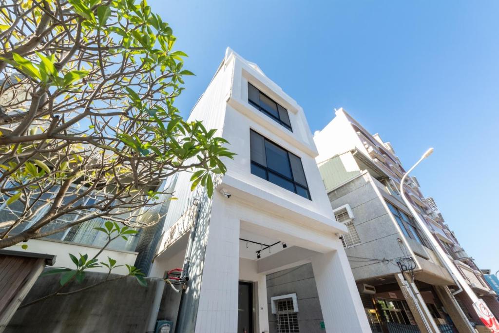 暮夏民宿 -電梯新成屋 -6至16位包棟-電動麻將烤肉-歡迎至電詢價呦