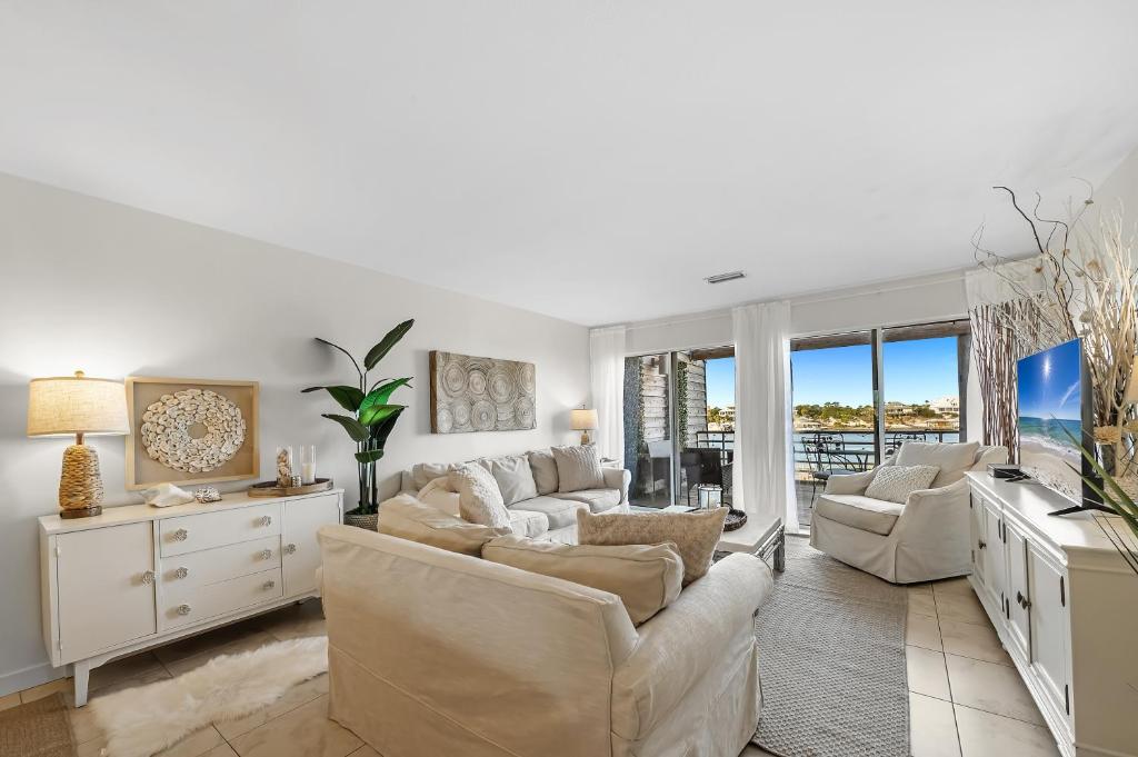 Needle Rush Point Unit E32, Pensacola