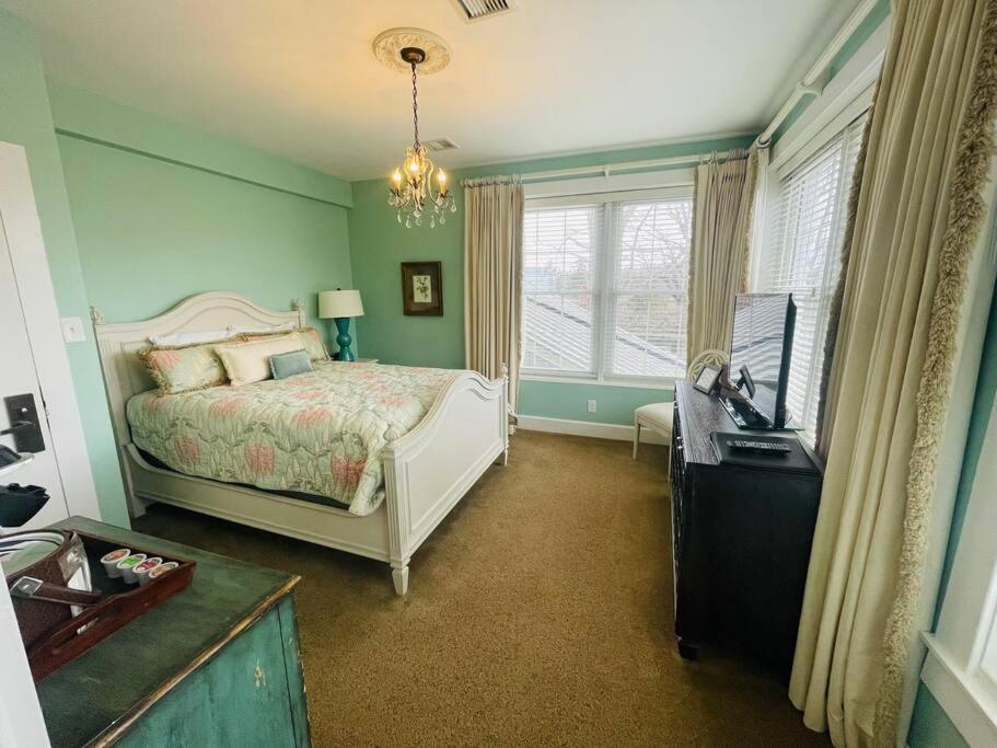 Arboretum Room queen - Non- Smoking- No Pet 326