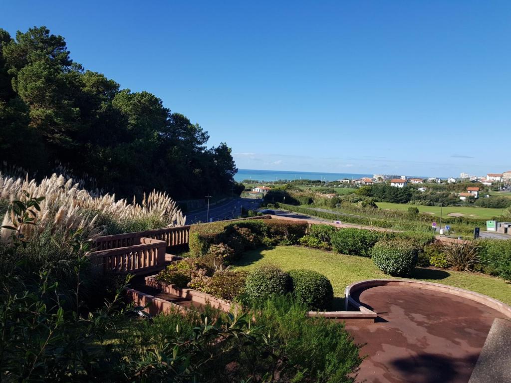 Studio dans résidence de standing avec parking et sa terrasse vue mer, Bidart