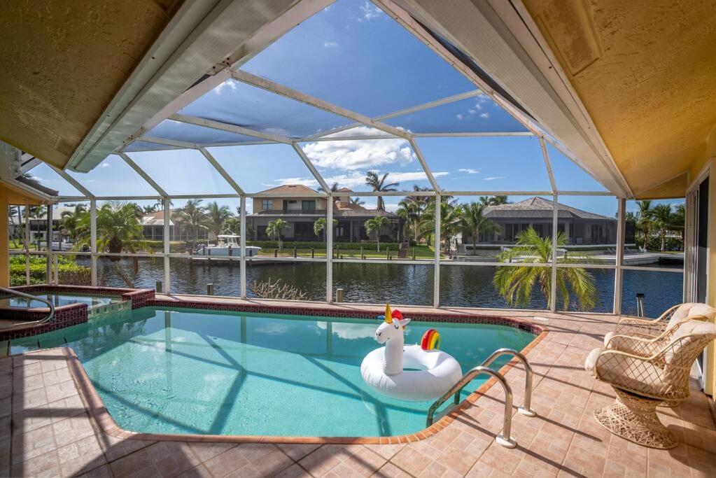 Waterfront Home With Heated Pool/Jacuzzi and only 1mile to beach, Marco Island