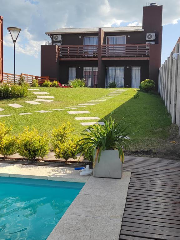 Duplex familiar con pileta en zona parque - 1