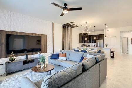 Beautiful 2BR with Waterpark & Private Game Room, Kissimmee