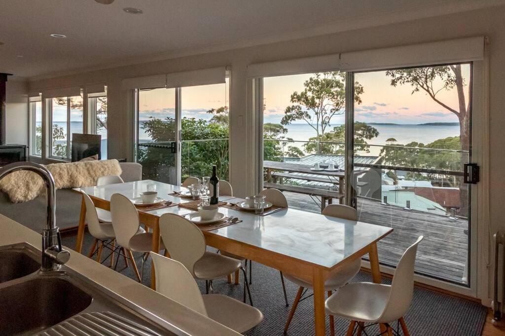 Expansive Bay Views, Light & Airy House, Wood Fire, Hyams Beach