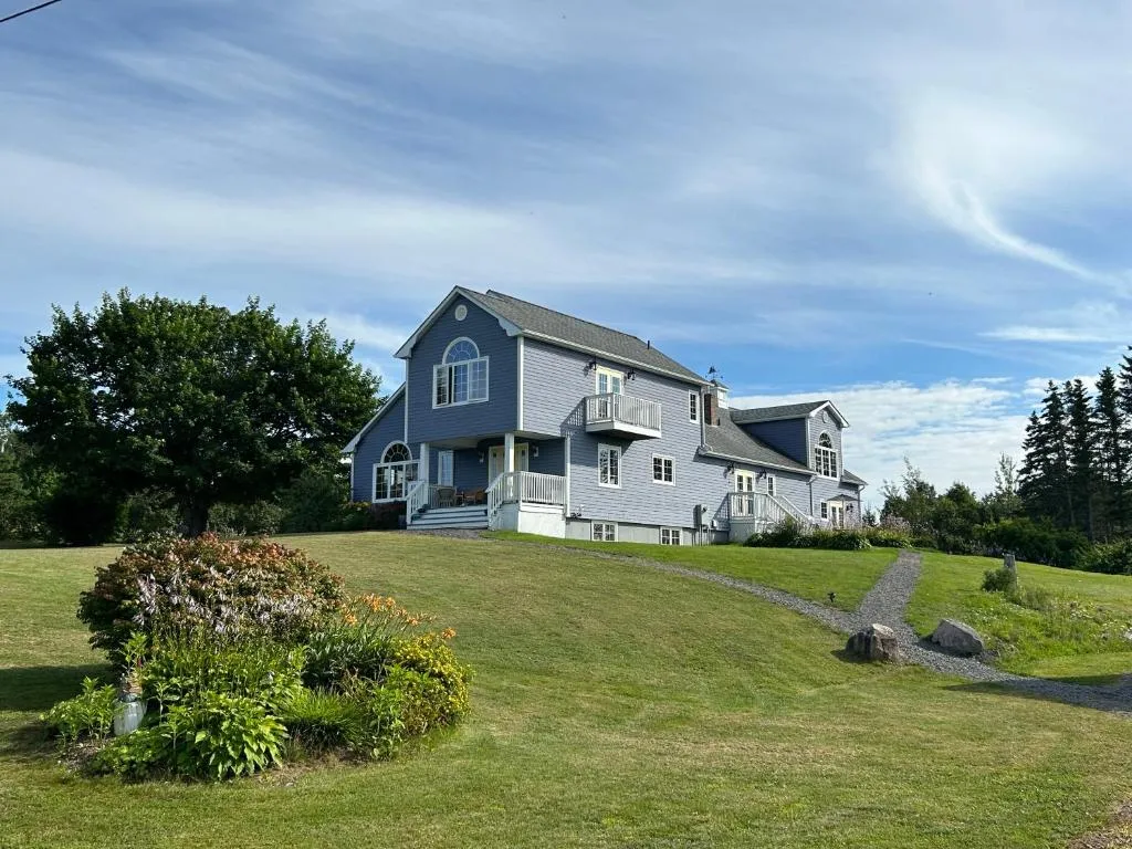 Tides Inn Guest Suites, hotel in Halls Harbour