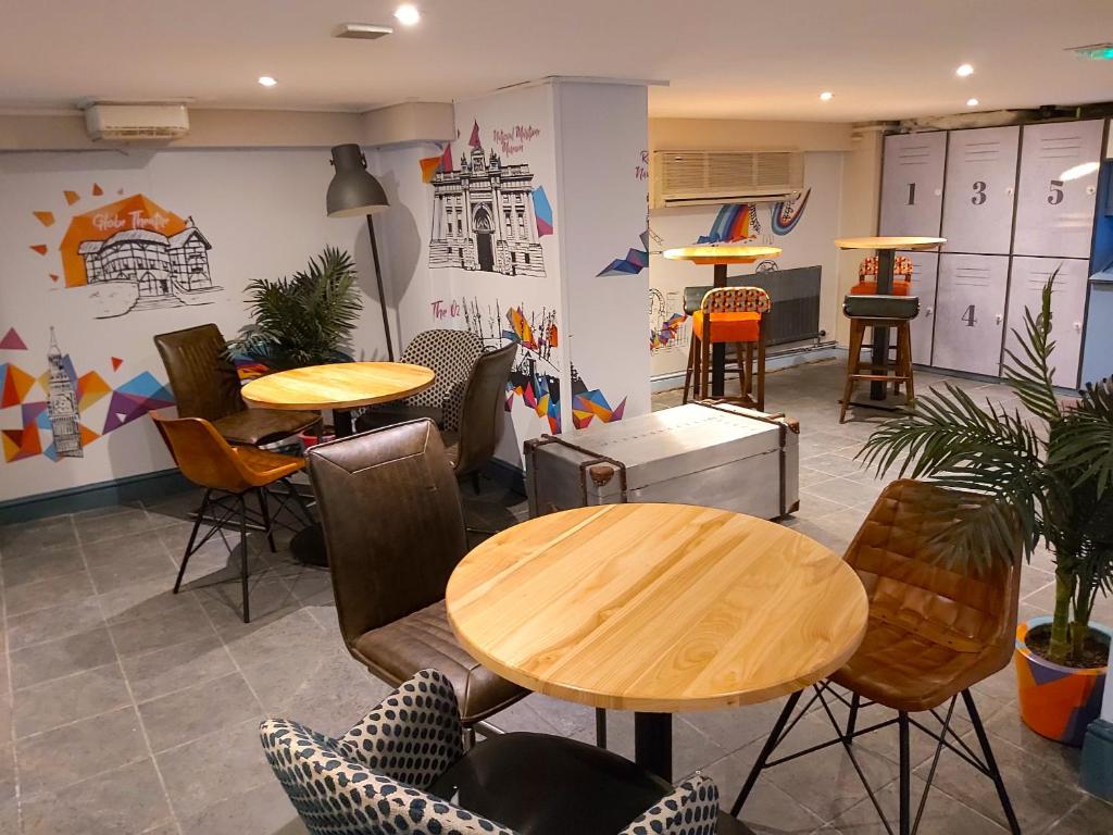 Shared lounge/TV area, St Christopher's Inn Greenwich Hostel in London