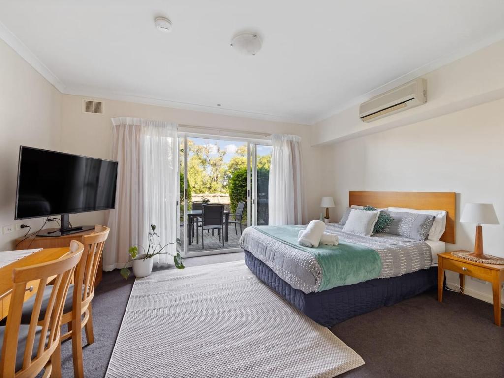 Cosy Studio- Courtyard- Central-pool, Mandurah