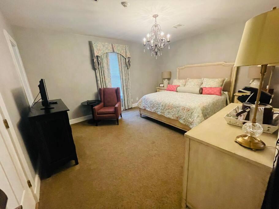 Lord Linville Room King - Non- Smoking- No Pet 324