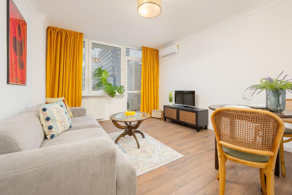 Marszałkowska Stylish Apartment with Balcony Warsaw Center by Noclegi Renters, Varsavia