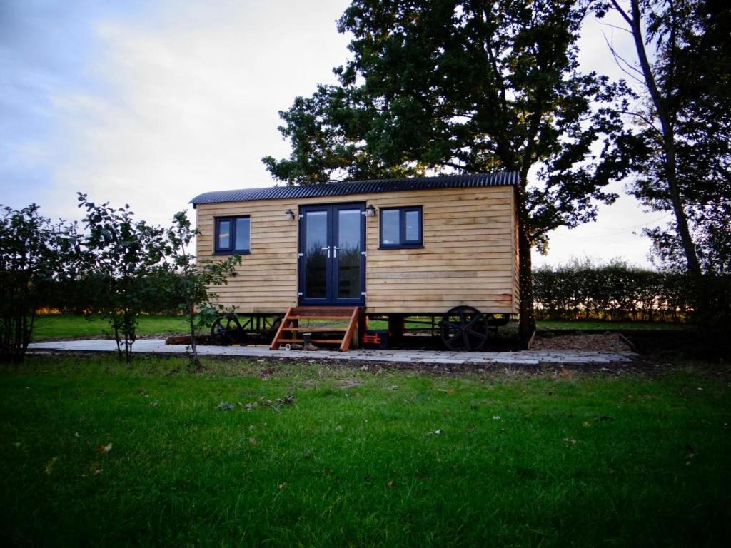 The Dragonfly - Luxury Lakeside Shepherds Hut, Cotham
