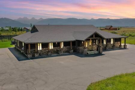 Teton Crest Lodge Sleeps 24 Ideal Reunion Spot, Driggs