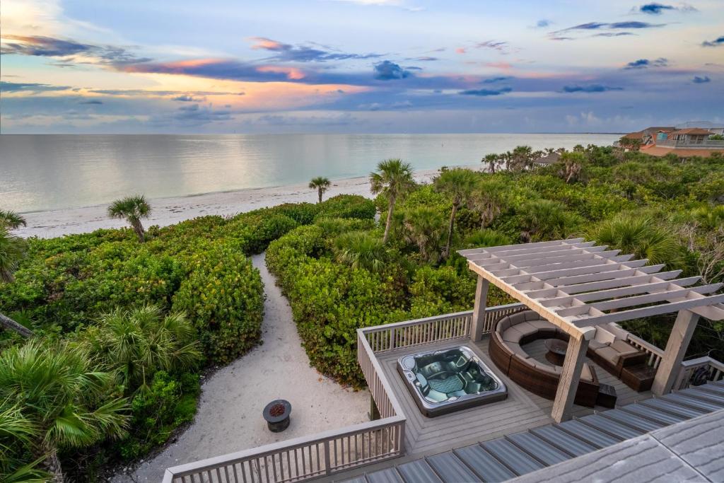 Beachfront,V Private, 360 Views, Sunsets, Hottub, Captiva