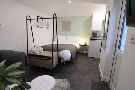 The Snug- Studio in Portishead with Parking, Portishead
