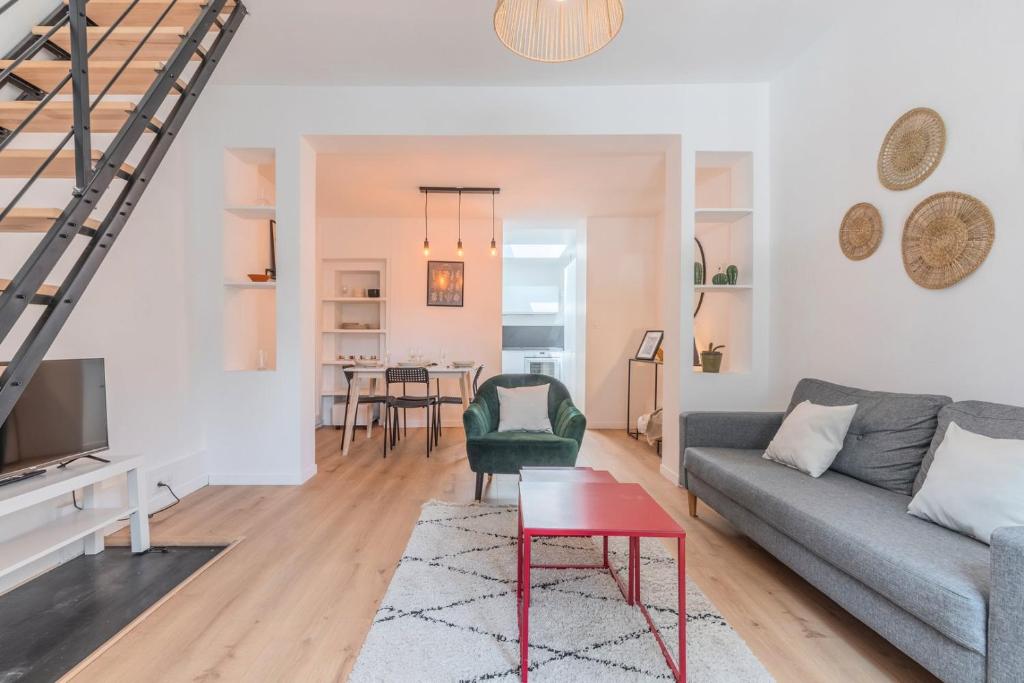 2 BR house w/ terrace, near train stations & metro - 4