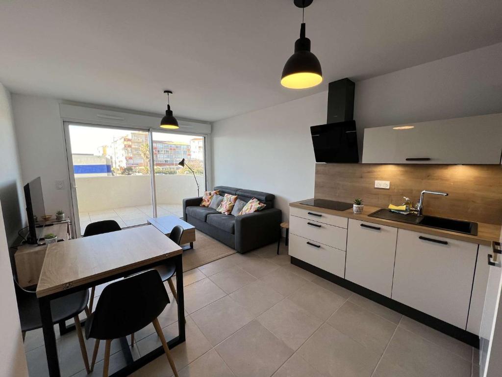 Superbe T2 avec grande terrasse et parking, proche mer - FR-1-701-73 - 2