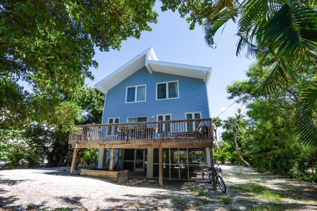 Beautifully Updated, 4 Bedroom Pool Home, 50 Yards to the Beach!! Captiva Escapade, Captiva